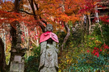 Hasedera Tapınağı, Sakurai, Nara, Japonya 'daki renkli sonbahar yaprağının Buda heykeli. Aralık ayında Kansai 'de turistler için ünlü bir tatil beldesi..