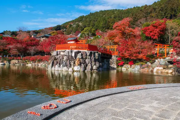 Japonya, Minoh, Osaka 'daki Katsuo-ji tapınağındaki havuz kenarındaki Daruma bebeklerinin ve sonbahar yaprak bahçesinin sözlerini seviyorum. Sonbahar mevsiminde Kansai 'yi görmek için seyahat yeri. Zafer tapınağı.