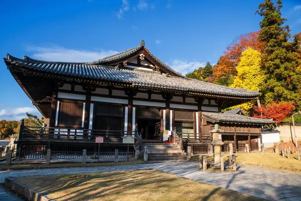 Todai-ji tapınağının Hokke-do salonu güzel bir sonbahar yaprağı rengi ve mavi gökyüzü, Nara, Japonya. Aralık 'ta zirvede geyik görmek için Kansai' yi gezmek için ünlü bir tatil beldesi..
