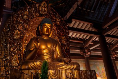 Japonya, Osaka 'daki Shitennoji Kondo Tapınağı' nda el hareketi yapan altın Buda heykeli. Sonbahar mevsiminde Kansai 'yi gezmek için ünlü bir tatil beldesi..