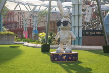  Universal stüdyoları tarafından Resorts World Sentosa 'da güneş gözlüklü mumya tavşan heykeli.