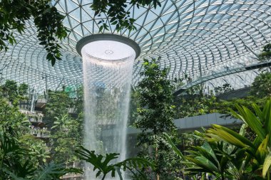 Singapur Changi havalimanı Jewel binasındaki tarihi şelale merkezi. Birinci terminalin yakınındaki yolcuların ziyaret edeceği ünlü seyahat yeri.