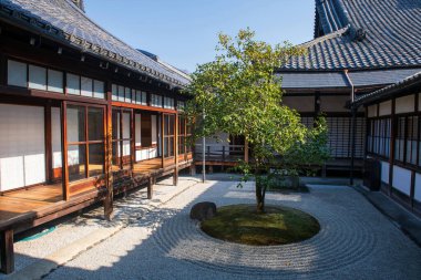 Sonbaharda Kenninji Tapınağı 'nın yanındaki taş bahçe, Kyoto, Japonya. Özellikle sonbahar mevsiminde Kansai 'de ünlü bir tatil beldesi..