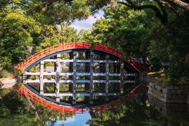 Sumiyoshi Grand Taisha Tapınağı 'nın Davul Köprüsü kemeri veya Sori Bashi' si. Japonya 'nın Osaka gölünde ufuk çizgisi yansıması var. Sonbahar mevsiminde Kansai 'yi gezmek için ünlü bir tatil beldesi..