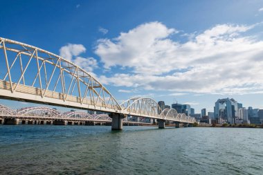 Yodogawa Nehri 'nden Umeda gökyüzü kulesine kadar olan beyaz köprüler mavi gökyüzüne karşı, Osaka, Japonya. En tepedeki manzaralı şehri görmek için ünlü bir seyahat yeri..