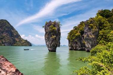 Tayland, Phang Nga Körfezi, Tayland 'daki çivi adası James Bond veya Koh Tapu' dan yelken açan turist teknesi. Ünlü tatil beldesi ya da tropikal ülke Siyam 'da yaz tatilcisi.