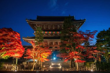 Kurodani Konkai Komyoji Tapınağı 'ndaki güzel akçaağaç ışığı sonbaharda, Kyoto, Japonya' da, sonbaharda alacakaranlıkta dağ sanmon kapısında parlıyor. Sonbahar illüzyonu için turist gezisi için Kansai 'ye gidiyoruz..