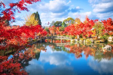 Eikan-do 'daki bulut ve akçaağaç yapraklarının ufuk çizgisi yansımalı Hojo göleti ya da sonbaharda Eikando Zenrinji Tapınağı, Kyoto, Japonya. Sonbaharda Kansai 'yi gezmek için turistik bir yer..