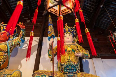 Çin 'deki Şangay' daki Longhua Tapınağı 'ndaki insan servetini korumak için şemsiyeli Kuzey Erdem Tanrısı heykeli. Maitreya Buddha 'nın Budist tapınağı, Song hanedanlığının mimari tasarımı..