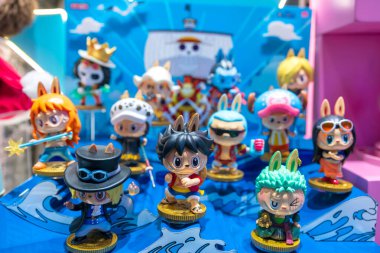 Bir parça Luffy, Zoro, Nami, Sanji, Sabo, Boa Figures Nanjing Doğu Yolu 'ndaki Pop Mart bayrak mağazasında. Meşhur Japon mangası.