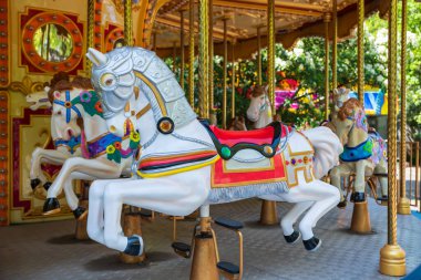 Merry Go Round ya da lunaparktaki atlıkarınca. Şangay Century Park, Çin. Çocuklar eğlence aktivitesi.