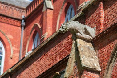 Heykeller, Şangay, Çin 'deki St. Ignatius Xujiahui Katedrali' nin çatı cephesine su püskürtmek için heykel dikerler. Şangay Piskoposu 'nun yeri ve katedralinin ünlü seyahat yeri..