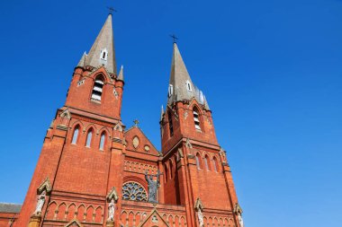 Saint Ignatius Xujiahui Katedrali Şangay, Çin 'de mavi gökyüzüne karşı. Baharda Şangay Piskoposu 'nun yeri ve katedralin ünlü seyahat yeri..