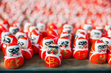 Katsuo-ji tapınağında birçok küçük daruma figürü güneş ışığına karşı, Minoh, Osaka, Japonya. Sonbaharda Kansai 'yi görmek için ünlü bir seyahat yeri. Zafer tapınağı