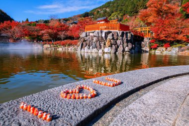 Daruma bebekleri, Japonya 'daki Minoh, Osaka' daki Katsuo-ji Tapınağı 'nda, buhar ve sonbahar akçaağaç yaprağıyla seni kelime kelime seviyorum. Kansai 'yi sonbaharda görmek için seyahat yeri. Zafer tapınağı..