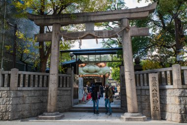 Torii kapısındaki yabancı turistler, sonbaharda Japonya 'nın Osaka kentindeki Namba Yasaka jinja kentinin ikonik aslan başkanını ziyaret edecekler. Kansai 'yi görmek ve ibadet etmek için seyahat yeri.