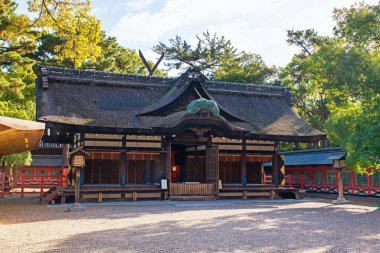 Japonya, Osaka 'da sonbaharda Sumiyoshi Taisha Büyük Tapınağı' nın Haiden ya da ibadet salonu. Çatı ve ahşap detaylar geleneksel Japon mimarisini gözler önüne seriyor..