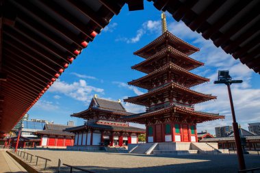 Sonbaharda Osaka, Japonya 'da, mavi gökyüzüne karşı beş katlı Shitennoji tapınağı manzarası. Sonbahar mevsiminde Kansai 'yi gezmek için ünlü bir tatil beldesi..