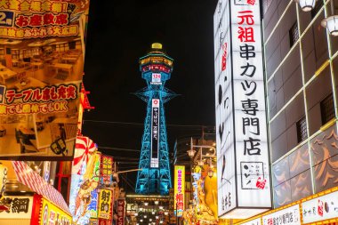 Shinsekai Osakas 'ın Yeni Dünya' sı süslü reklam panolarını ya da tabelaları aydınlatıyor. Takılmak için ünlü bir seyahat yeri, hediyelik eşya dükkanı, Tsutenkaku Kulesi 'nin yanındaki gece hayatı. .