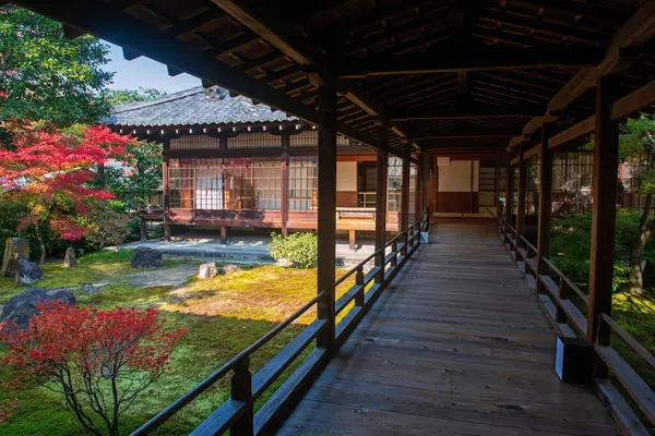 Japonya 'nın Kyoto kentinde, sonbahar yeşillik bahçesinin yanındaki Kenninji Tapınağı' nın yürüyen ahşap yolu. Sonbahar mevsiminde Kansai 'yi gezmek için ünlü bir gezi yeri..
