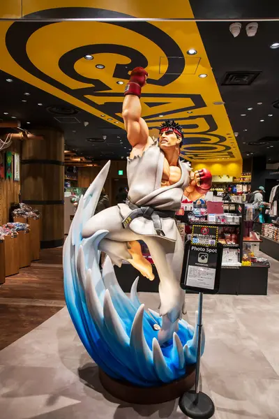 Osaka, Japonya 'daki Shinsaibashi PARCO 6. katındaki CAPCOM dükkanında Shoryuken' e poz veren Ryu heykeli. 1987 'den beri Street Fighter' ın ünlü ana karakteri.
