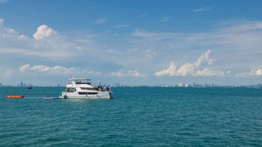 Yabancı turistler turkuvaz denizi üzerinde Yat 'ta parti veriyorlar. Pattaya şehri mavi gökyüzü, Chonburi, Tayland manzaralı. Adalara giden özel tekne kiralama rotası.