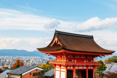 Kiyomizudera Sammon kapısı şehre karşı, sonbahar yaprağı, ve mavi gökyüzü, Kyoto, Japonya. Canlı turuncu pagoda rengarenk yapraklarla öne çıkıyor sonbahar manzarasını güzelleştiriyor..