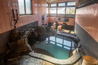 Geleneksel Ryokan 'da ilkbaharda Ureshino, Saga, Kyushu, Japonya' da açık hava manzaralı özel sıcak bahar onsen. Kaplıcalarda kaplıcalara ünlü bir seyahat yeri..