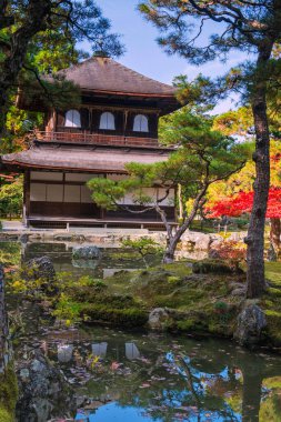 Ginkakuji Tapınağı 'nın gümüş Pavyonu. Gölet ve sonbahar yeşillikleri üzerinde ufuk çizgisi yansıması var. Kyoto, Japonya. Sonbahar mevsiminde Kansai 'yi gezmek için ünlü bir gezi yeri..