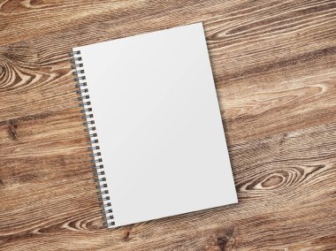 Ahşap arka planda broşür için boş kağıt levha yığını, üst görünüm. Sahte