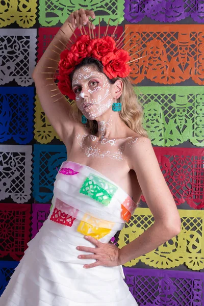 穿着传统化妆的墨西哥女人的画像和有着五彩斑斓剪纸背景的新娘卡特丽娜服装的肖像 — 图库照片