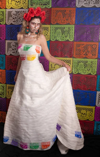 穿着传统化妆的墨西哥女人的画像和有着五彩斑斓剪纸背景的新娘卡特丽娜服装的肖像 — 图库照片