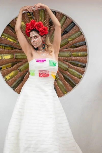 Retrato Mujer Mexicana Maquillaje Tradicional Novia Traje Catrina Posando Una — Foto de Stock