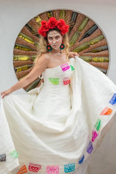身着传统化妆的墨西哥女人和新娘凯特丽娜服装的画像 摆设在墙上 用酒瓶和马赛克碎片做成一个圆圈 — 图库照片