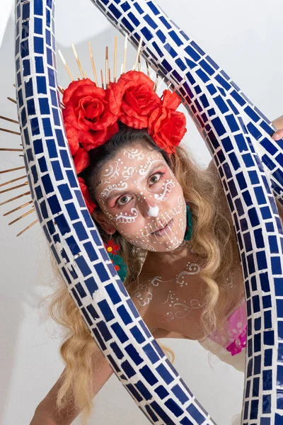 穿着传统化妆的墨西哥女人的画像和站在栏杆上的新娘卡特丽娜的服装 — 图库照片
