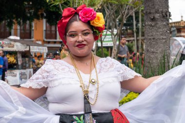 CoATEPEC, VERACRUZ, MEXICO - 25 Eylül 2022: Latin kadın Veracruz 'dan geleneksel giysiler giymiş büyülü Coatepec, Veracruz, Meksika