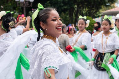 CoATEPEC, VERACRUZ, MEXICO - 25 EPTEMBER 2022: Veracruz, Meksika 'nın büyülü Coatepec kasabasında geleneksel giysiler giymiş genç bir Latin kadının portresi