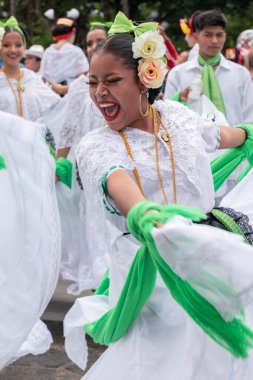 CoATEPEC, VERACRUZ, MEXICO-SEPTEMBER 25, 2022: Dans eden ve Veracruz 'dan geleneksel kıyafetlerle Meksika' nın büyülü Coatepec kasabasında genç bir Latin kadının portresi