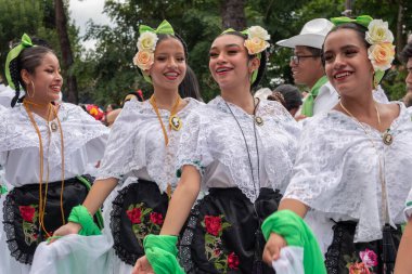 CoATEPEC, VERACRUZ, MEXICO-SEPTEMBER 25, 2022: Veracruz, Meksika 'nın büyülü Coatepec kasabasında geleneksel kıyafetlerle gülümseyen bir grup genç kadının portresi
