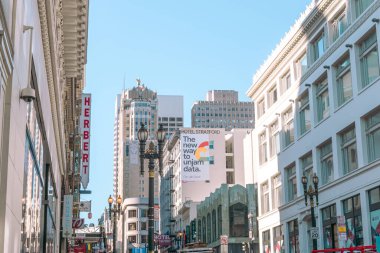 SAN FRANCISCO, CALIFORNIA, USA- 7 AĞUSTOS 2023: San Francisco, Kaliforniya, ABD 'de güneşli bir günde Union Square yakınlarındaki bir caddede binalar