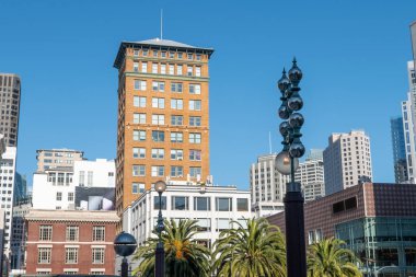 SAN FRANCISCO, CALIFORNIA, ABD - 7 AĞUSTOS 2023: San Francisco, Kaliforniya, ABD 'de güneşli bir günde Union Square' deki modern binalar