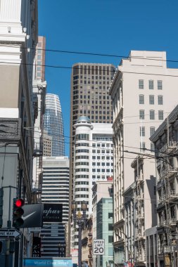 SAN FRANCISCO, CALIFORNIA, USA- 7 AĞUSTOS 2023: San Francisco, Kaliforniya, ABD 'de güneşli bir günde Union Square yakınlarındaki bir caddede binalar