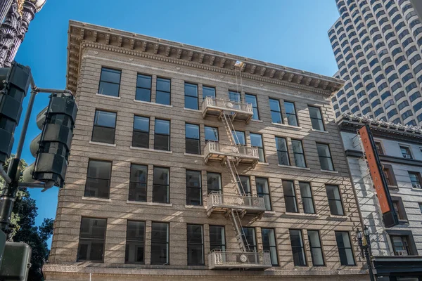 SAN FRANCISCO, CALIFORNIA, USA- 7 AĞUSTOS 2023: San Francisco, Kaliforniya, ABD 'de güneşli bir günde Union Square yakınlarındaki bir caddede binalar