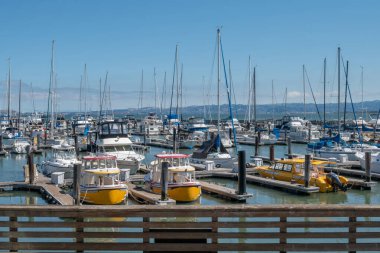 SAN FRANCISCO, CALIFORNIA, USA- 9 AĞUSTOS 2023: balıkçı iskelesinde güneşli bir günde yelkenli kullanmak. 39. iskele