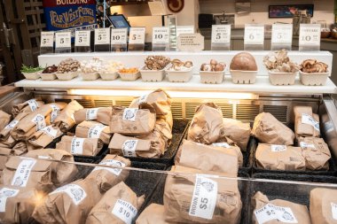 SAN FRANCISCO, CALIFORNIA, ABD - 9 AĞUSTOS 2023: San Francisco, Kaliforniya, ABD 'deki Ferry Building Market Place' de taze mantar çeşitleri