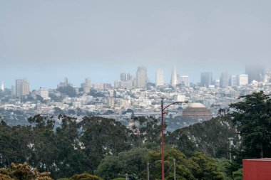 SAN FRANCISCO, CALIFORNIA, USA- 9 AĞUSTOS 2023: Bulutlu bir günde San Francisco şehrinin Golden Gate manzarası
