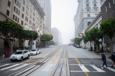 SAN FRANCISCO, CALIFORNIA, USA- 10 AĞUSTOS 2023: San Francisco, Kaliforniya, ABD 'de bulutlu bir günde arabalı ve tipik binalı bir cadde manzarası