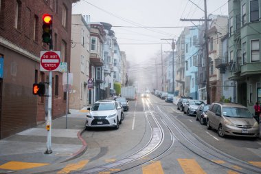 SAN FRANCISCO, CALIFORNIA, USA- 10 AĞUSTOS 2023: San Francisco, Kaliforniya, ABD 'de bulutlu bir günde arabalı ve tipik binalı bir cadde manzarası