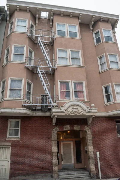 SAN FRANCISCO, CALIFORNIA, ABD... 10 AĞUSTOS 2023: Beyaz süslemeli ve cam pencereli bir dairenin dışı.