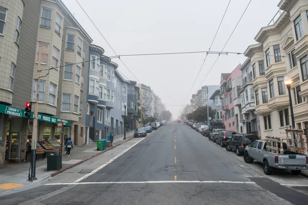 SAN FRANCISCO, CALIFORNIA, USA- 10 AĞUSTOS 2023: San Francisco, Kaliforniya, ABD 'de bulutlu bir günde eski Viktorya evlerinin olduğu cadde